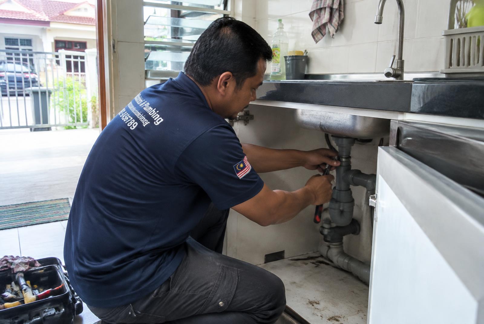 Tukang TukangPro membaiki paip sinki di rumah pelanggan